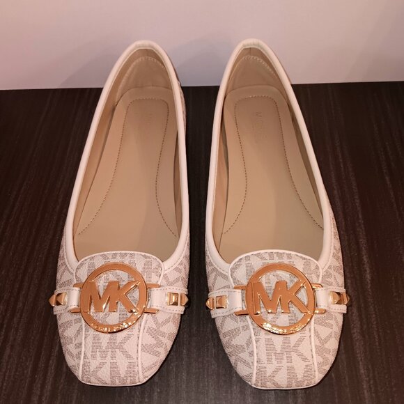 NWT IN BOX 💥 MICHAEL KORS Vanilla Fulton Studded Logo Moccasins w/Gold MK Logo - Picture 2 of 6